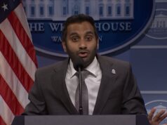 ‘SNL’ Cold Open lança Aziz Ansari como Kash Patel em Surprise Cameo 'SNL' Cold Open lança Aziz Ansari como Kash Patel em Surprise Cameo