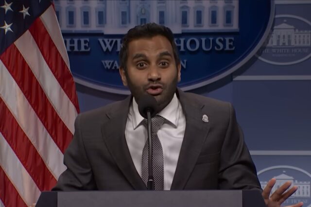 'SNL' Cold Open lança Aziz Ansari como Kash Patel em Surprise Cameo
