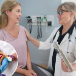 Um médico conversando com uma paciente enquanto segura um modelo de útero.