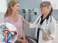 SOP acaba de ganhar um nome muito mais preciso – por que é uma ótima notícia para as mulheres Um médico conversando com uma paciente enquanto segura um modelo de útero.