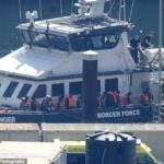 Figura histórica: Entre as pessoas trazidas ontem para terra pelo Controle de Fronteira está o homem que se acredita ser o 200.000º migrante em pequenos barcos