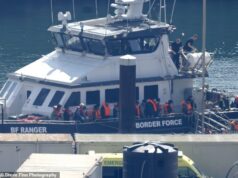 SUE REID: O momento em que o 200.000º migrante britânico do Canal desembarcou em Dover depois de ser ‘arrancado de um barco de borracha’ Figura histórica: Entre as pessoas trazidas ontem para terra pelo Controle de Fronteira está o homem que se acredita ser o 200.000º migrante em pequenos barcos