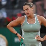 Sorana Cirstea da Romênia comemora após vencer Aryna Sabalenka da Bielo-Rússia durante o torneio de tênis WTA Rome Open no Foro Italico em Roma em 9 de maio de 2026. (Foto de Tiziana FABI / AFP)