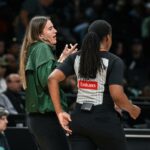 A guarda do New York Liberty, Sabrina Ionescu, reage a uma chamada durante o segundo tempo.
