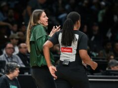 Sabrina Ionescu fica de fora enquanto a estrela do Liberty se recupera de uma lesão após a primeira largada A guarda do New York Liberty, Sabrina Ionescu, reage a uma chamada durante o segundo tempo.
