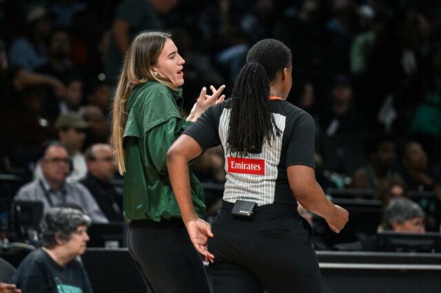 A guarda do New York Liberty, Sabrina Ionescu, reage a uma chamada durante o segundo tempo.