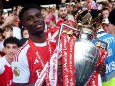 Saka diz que o Arsenal provou que os críticos estavam errados com a conquista do título da Premier League Saka diz que o Arsenal provou que os críticos estavam errados com a conquista do título da Premier League