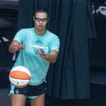 Satou Sabally, do New York Liberty, consegue um passe durante o campo de treinamento.