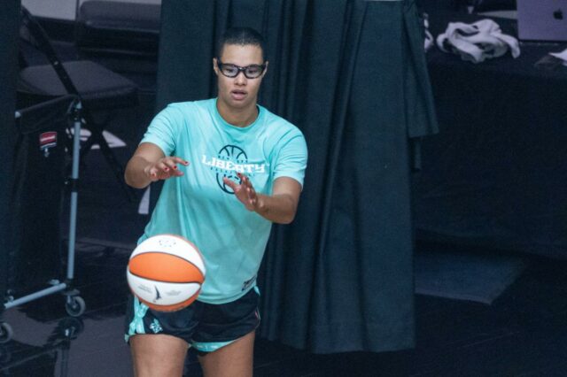 Satou Sabally, do New York Liberty, consegue um passe durante o campo de treinamento.