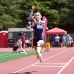 AB Hernandez vencendo o salto triplo feminino no CIF Southern Section Masters Meet.