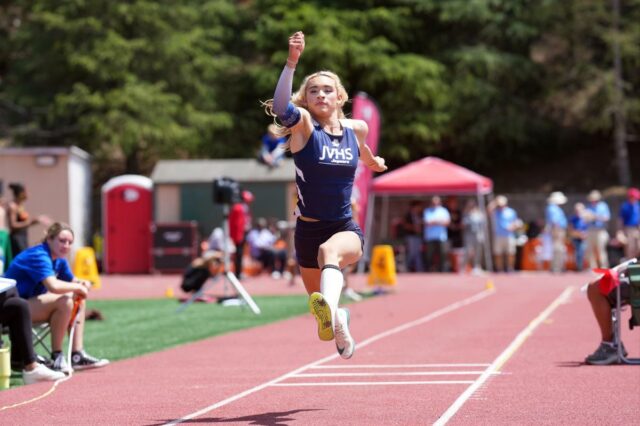 AB Hernandez vencendo o salto triplo feminino no CIF Southern Section Masters Meet.