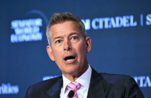 Sean Duffy quer que os americanos peguem a estrada – os preços da gasolina estão dificultando tudo Secretary of Transportation Sean Duffy speaks during the 2026 Semafor World Economy conference in Washington, DC, on April 17.
