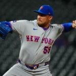 O arremessador substituto do New York Mets, Sean Manaea (59), faz um arremesso.
