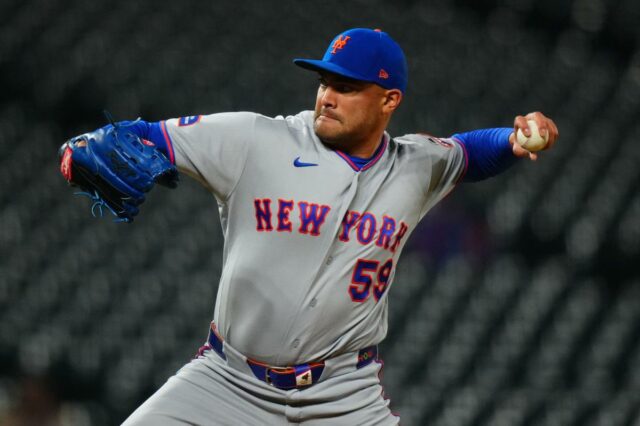 O arremessador substituto do New York Mets, Sean Manaea (59), faz um arremesso.