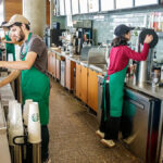 Baristas preparando café em uma cafeteria Starbucks em Miami Beach