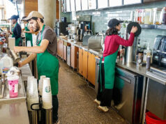 ‘Seattle não pode sobreviver a isso’: críticos criticam prefeito socialista após reversão da Starbucks Baristas preparando café em uma cafeteria Starbucks em Miami Beach
