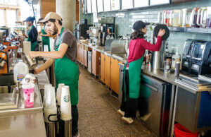 ‘Seattle não pode sobreviver a isso’: críticos criticam prefeito socialista após reversão da Starbucks Baristas preparando café em uma cafeteria Starbucks em Miami Beach