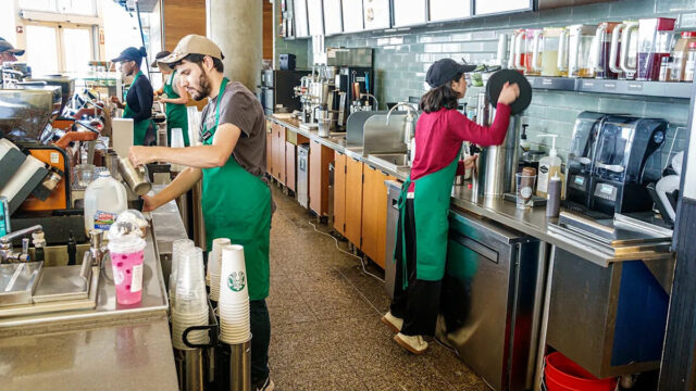 'Seattle não pode sobreviver a isso': críticos criticam prefeito socialista Baristas preparando café em uma cafeteria Starbucks em Miami Beach