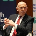 O secretário de Defesa John Healey (foto hoje na Good Growth Foundation em Londres) pareceu zombar do ministro das Forças Armadas hoje por seus gastos em vídeos autopromocionais às custas dos contribuintes