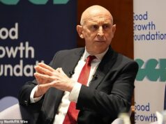 Secretário de Defesa ‘zomba do ministro das Forças Armadas’ por gastar £ 36.000 do dinheiro dos contribuintes ‘em vídeo autopromocional’ O secretário de Defesa John Healey (foto hoje na Good Growth Foundation em Londres) pareceu zombar do ministro das Forças Armadas hoje por seus gastos em vídeos autopromocionais às custas dos contribuintes