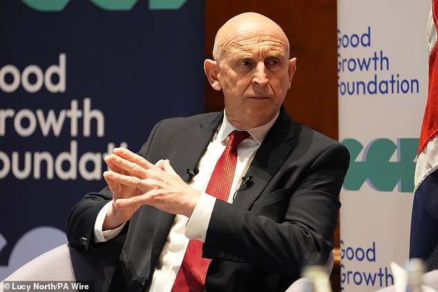 Secretário de Defesa 'zomba do ministro das Forças Armadas' por O secretário de Defesa John Healey (foto hoje na Good Growth Foundation em Londres) pareceu zombar do ministro das Forças Armadas hoje por seus gastos em vídeos autopromocionais às custas dos contribuintes