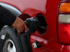 Secretário de Energia diz que está ‘evitando previsões de preços’ à medida que os preços do gás sobem A driver fills their gas tank with fuel at a gas station on May 9 in Houston. (Aaron M. Sprecher via AP)