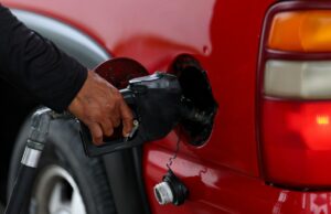 Secretário de Energia diz que está ‘evitando previsões de preços’ à medida que os preços do gás sobem A driver fills their gas tank with fuel at a gas station on May 9 in Houston. (Aaron M. Sprecher via AP)