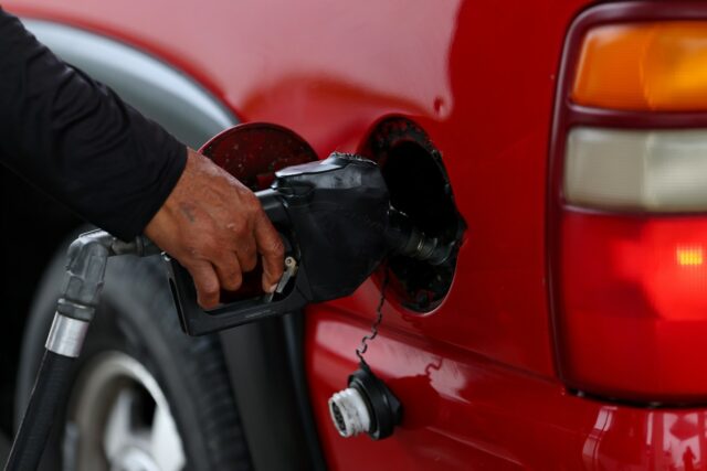 Secretário de Energia diz que está 'evitando previsões de preços' A driver fills their gas tank with fuel at a gas station on May 9 in Houston. (Aaron M. Sprecher via AP)