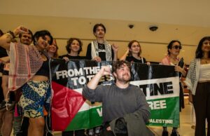 Seis detidos da flotilha australiana de Gaza libertados por Israel O membro da flotilha australiana Ethan Floyd (frente) no início de abril, antes de deixar Sydney com destino à Itália.