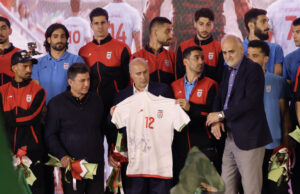 Seleção iraniana com destino aos EUA na Copa do Mundo recebeu despedida pública em Teerã Seleção iraniana com destino aos EUA na Copa do Mundo recebeu despedida pública em Teerã