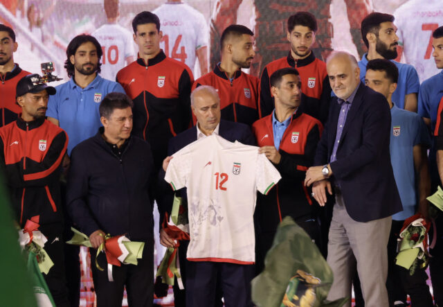 Seleção iraniana com destino aos EUA na Copa do Mundo Seleção iraniana com destino aos EUA na Copa do Mundo recebeu despedida pública em Teerã