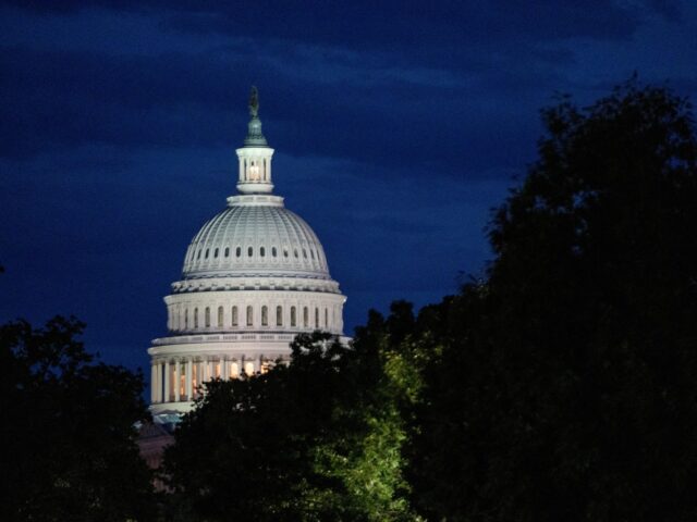 Senado dos EUA avança resolução para restringir o poder de Trump de travar guerra contra o Irã
