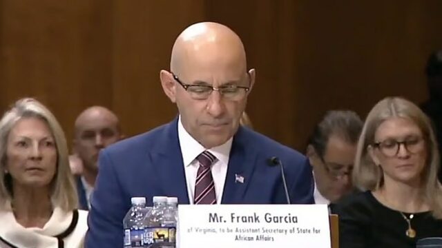 Senado dos EUA confirma oficial naval veterano Frank Garcia como Senado dos EUA confirma oficial naval veterano Frank Garcia como principal enviado para África