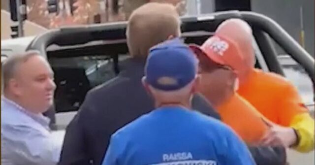 James Paterson, com jaqueta azul-marinho, e o voluntário da One Nation, se enfrentam na cabine de votação em Albury.