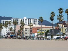 Sequestro selvagem em Santa Monica explode em perseguição policial e tiroteio O calçadão e os edifícios de Venice Beach, Califórnia, com montanhas ao fundo.