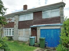 Será esta a casa mais solitária da Grã-Bretanha? O semi degradado dos anos 1960, onde NUNCA foi habitado, é uma das 265.000 propriedades esquecidas que assolam o país Esta propriedade na Avenida Scafell, em Fareham, está vazia há mais de seis décadas