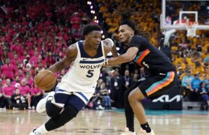 Série semifinal da NBA: Timberwolves surpreendem os Spurs no jogo 1; Knicks vencem 76ers SAN ANTONIO, TX - 4 DE MAIO: Victor Wembanyama nº 1 do San Antonio Spurs segura a bola durante o jogo contra o Minnesota Timberwolves durante a segunda rodada do primeiro jogo em 4 de maio de 2026 no Frost Bank Center em San Antonio, Texas. NOTA AO USUÁRIO: O usuário reconhece e concorda expressamente que, ao baixar e/ou usar esta fotografia, o usuário concorda com os termos e condições do Contrato de Licença da Getty Images. Aviso obrigatório de direitos autorais: Copyright 2026 NBAE David Sherman/NBAE via Getty Images/AFP (Foto de David Sherman / NBAE / Getty Images / Getty Images via AFP)