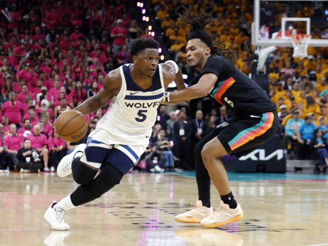 SAN ANTONIO, TX - 4 DE MAIO: Victor Wembanyama nº 1 do San Antonio Spurs segura a bola durante o jogo contra o Minnesota Timberwolves durante a segunda rodada do primeiro jogo em 4 de maio de 2026 no Frost Bank Center em San Antonio, Texas. NOTA AO USUÁRIO: O usuário reconhece e concorda expressamente que, ao baixar e/ou usar esta fotografia, o usuário concorda com os termos e condições do Contrato de Licença da Getty Images. Aviso obrigatório de direitos autorais: Copyright 2026 NBAE David Sherman/NBAE via Getty Images/AFP (Foto de David Sherman / NBAE / Getty Images / Getty Images via AFP)
