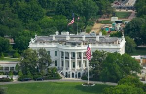 Serviço Secreto diz que oficial envolvido em tiroteio perto da Casa Branca – enquanto Trump realiza evento de negócios lá dentro Casa Branca