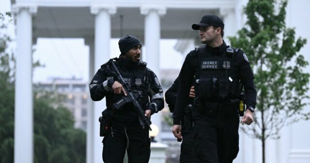 Serviço secreto responde quando duas pessoas são baleadas perto da GettyImages-2272590263 Novo vídeo de filmagem WHCD mostra o momento em que as fotos foram disparadas
