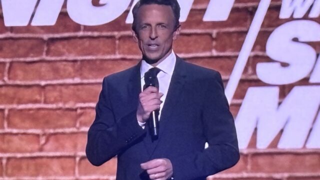 Seth Meyers cutuca a CBS sobre upfronts, um termo que ele diz 'descreve como eles pagaram a Trump para desistir do processo'
