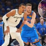 Os jogadores de basquete Tre Jones do San Antonio Spurs e Jaylin Williams do Oklahoma City Thunder na quadra.