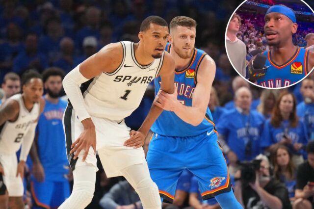 Os jogadores de basquete Tre Jones do San Antonio Spurs e Jaylin Williams do Oklahoma City Thunder na quadra.