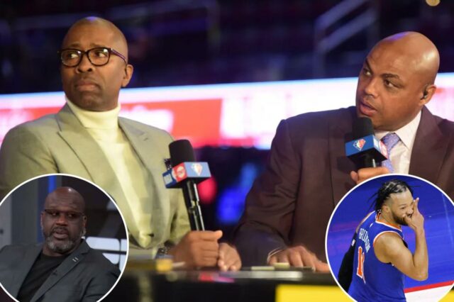 Kenny Smith e Charles Barkley sentados em uma mesa de transmissão durante o 2022 NBA All-Star Saturday Night.