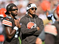 Shedeur Sanders não é mais o favorito para começar no Browns na semana 1 Quarterbacks Shedeur Sanders #12 and Deshaun Watson #4 of the Cleveland Browns