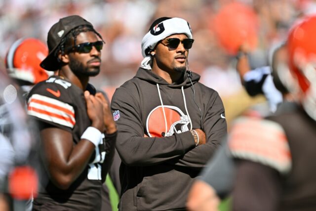 Shedeur Sanders não é mais o favorito para começar no Quarterbacks Shedeur Sanders #12 and Deshaun Watson #4 of the Cleveland Browns