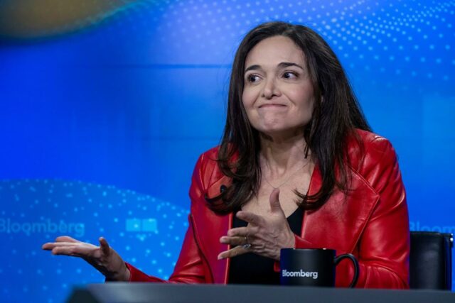 Sheryl Sandberg diz à Geração Z que o plano de carreira de 10 anos está morto, pois a IA elimina empregos de nível inicial: ‘Não crie um roteiro de sua carreira quando o futuro for incerto’

