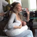 Sienna Miller acessou o Instagram com imagens espontâneas de sua amamentação de seu bebê recém-nascido nos bastidores do The Tonight Show With Jimmy Fallon na sexta-feira