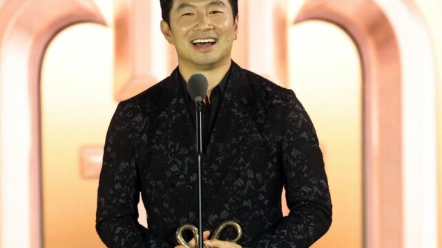 Simu Liu homenageado na Gold House Gala: 'Precisamos aprender o que significa ser uma verdadeira comunidade'
