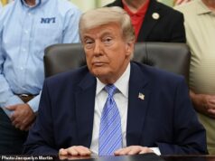 Sinal impressionante Trump PERDENDO partido: Cúpula de crise na Casa Branca cancelada enquanto republicanos esfaqueiam o presidente sobre um fundo de US$ 1,8 bilhão para manifestantes do J6 Uma cimeira de alto risco na Casa Branca com o presidente Mike Johnson e os principais líderes do Partido Republicano foi abruptamente cancelada na quinta-feira, em meio a um aprofundamento do conflito entre o presidente e o seu próprio partido sobre um fundo de 1,8 mil milhões de dólares que os críticos denunciam abertamente como um “fundo secreto”.